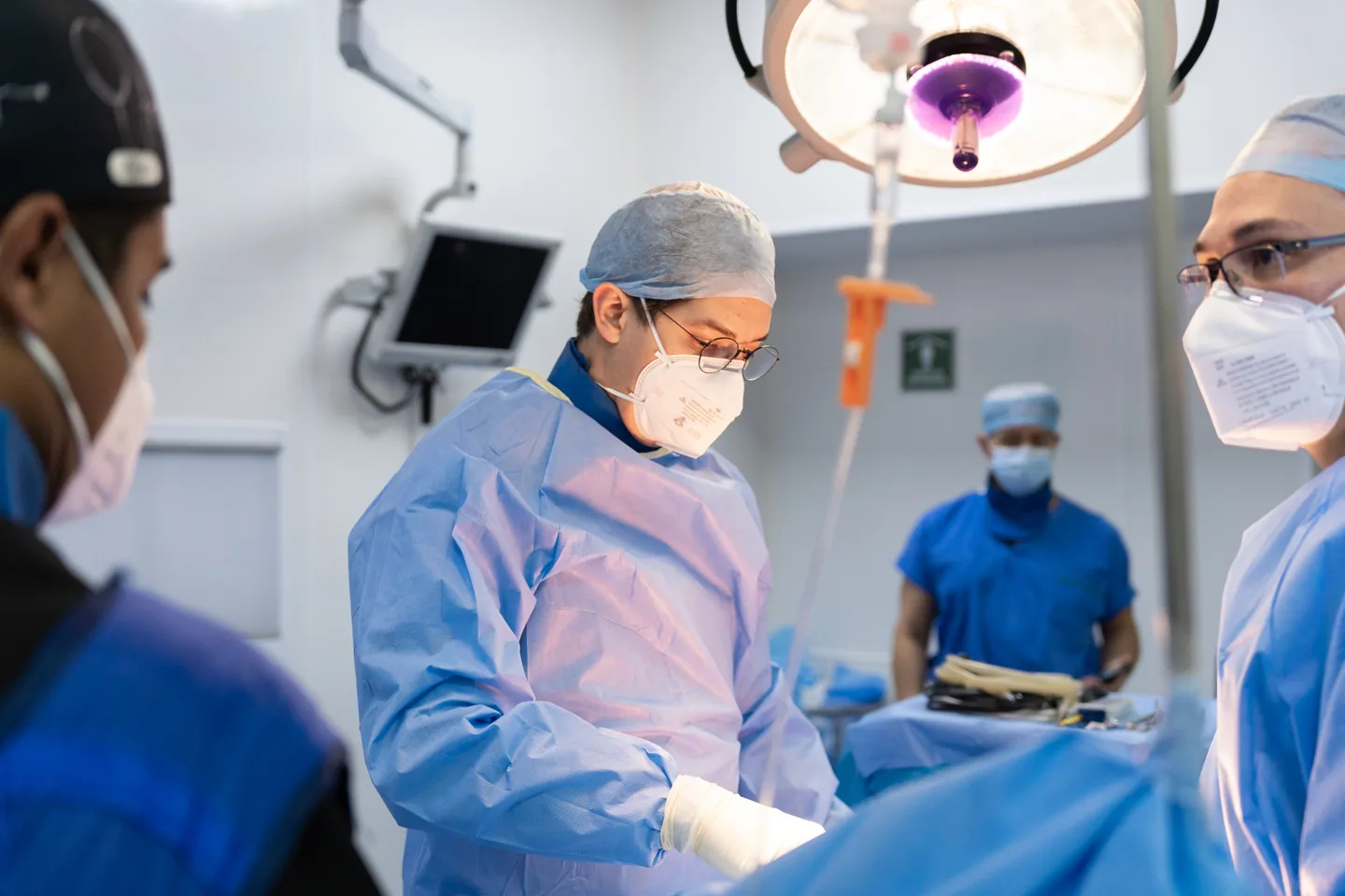 Equipo médico en quirófano