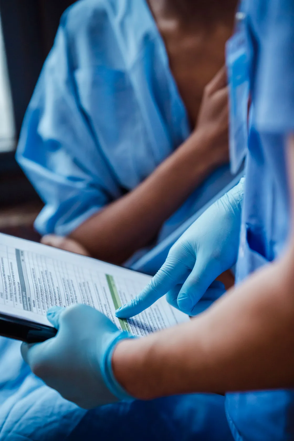 Profesional de salud revisando información con una persona durante la consulta